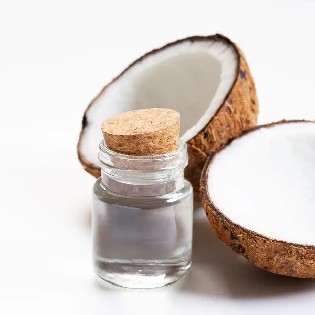 Rich in lauric acid, penetrates deeply, reduces protein loss, prevents breakage, strengthens hair.