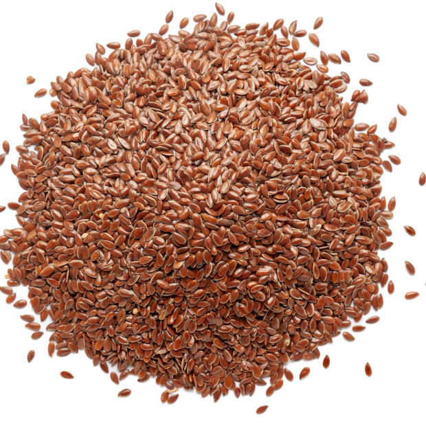 Rich in omega-3 fatty acids, linseed oil deeply nourishes the scalp, fights dandruff, and adds natural shine, promoting healthy hair growth and smoothness.